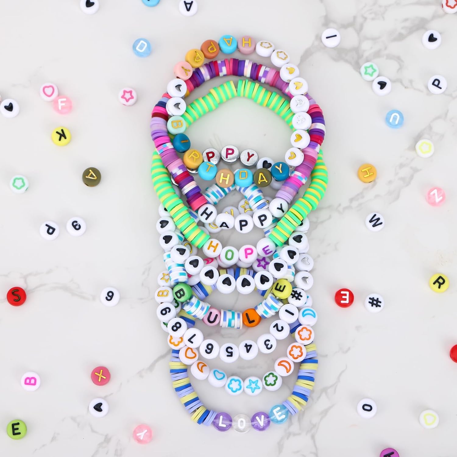 QUEFE 2000 cuentas de letras para pulseras, cuentas redondas de números del alfabeto de 9 colores con 1 rollo de cuerda elástica para hacer joyas,