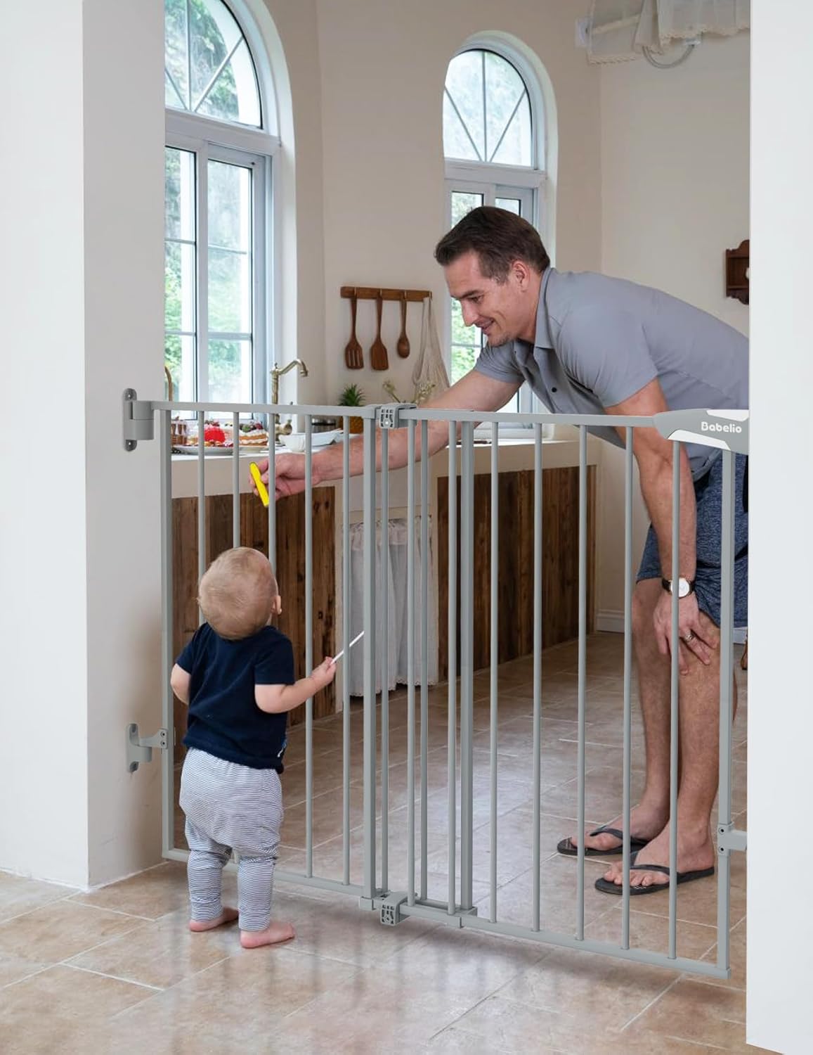 Babelio Puerta extra alta para bebéperro de 34 pulgadas con diseño sin umbral, puerta de seguridad de cierre automático de 26-43 pulgadas para