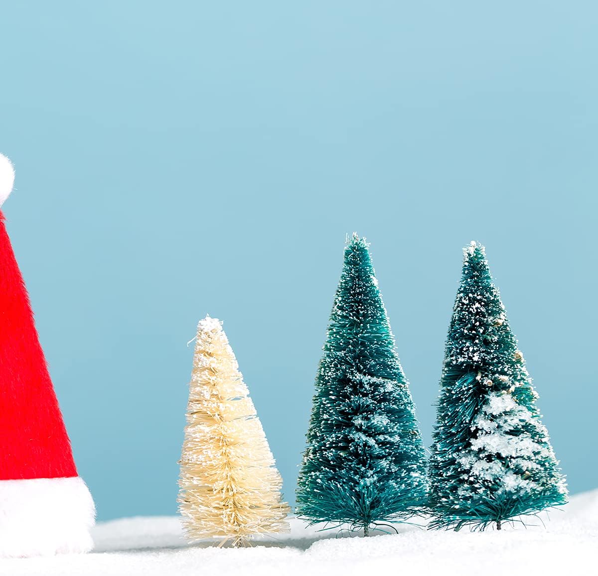 DDHS 24 mini árboles de Navidad artificiales, cepillo mejorado para botellas de 4 colores, árbol de Navidad con base de madera, sisal esmerilado