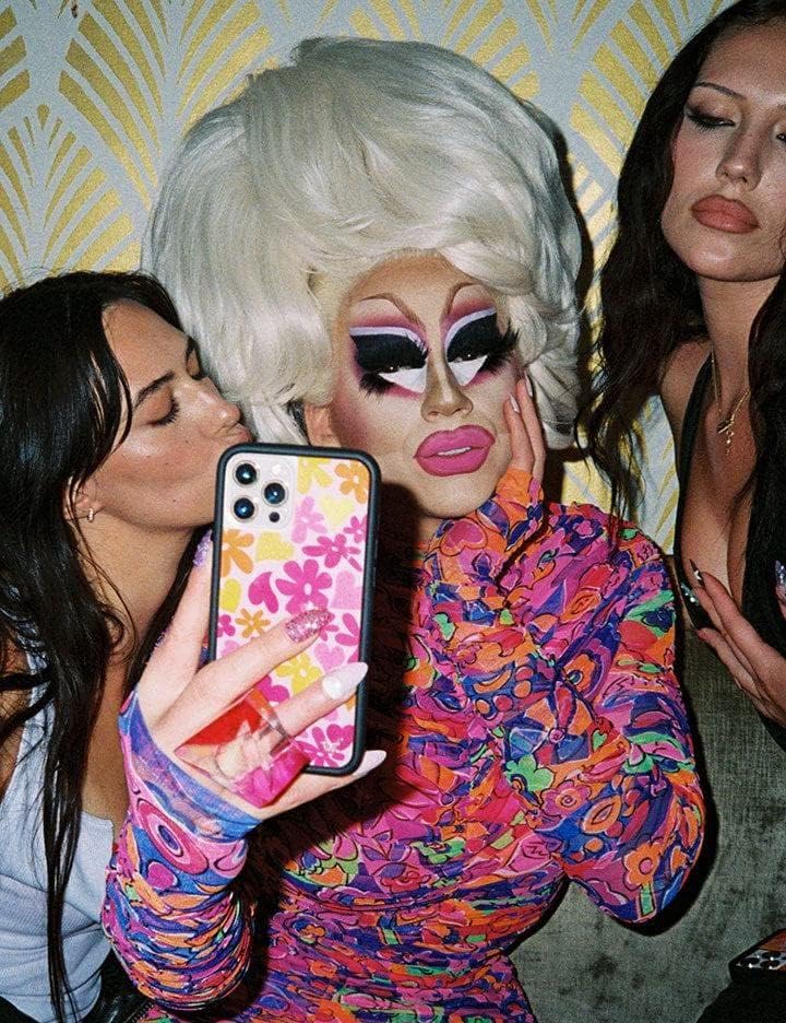 Wildflower Fundas – Funda Trixie Mattel para iPhone 15