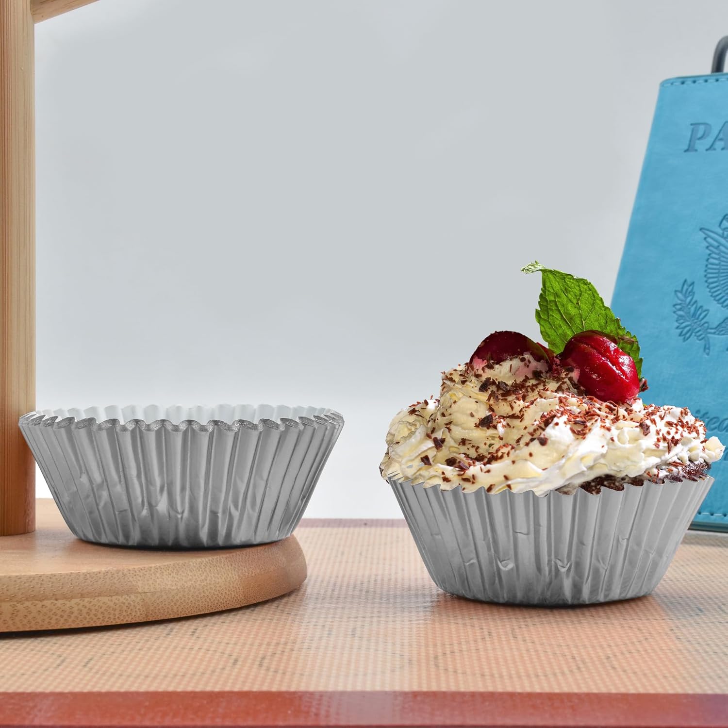 200 piezas de papel de aluminio plateado Cupcake Liners estándar tazas para hornear muffins cajas de papel