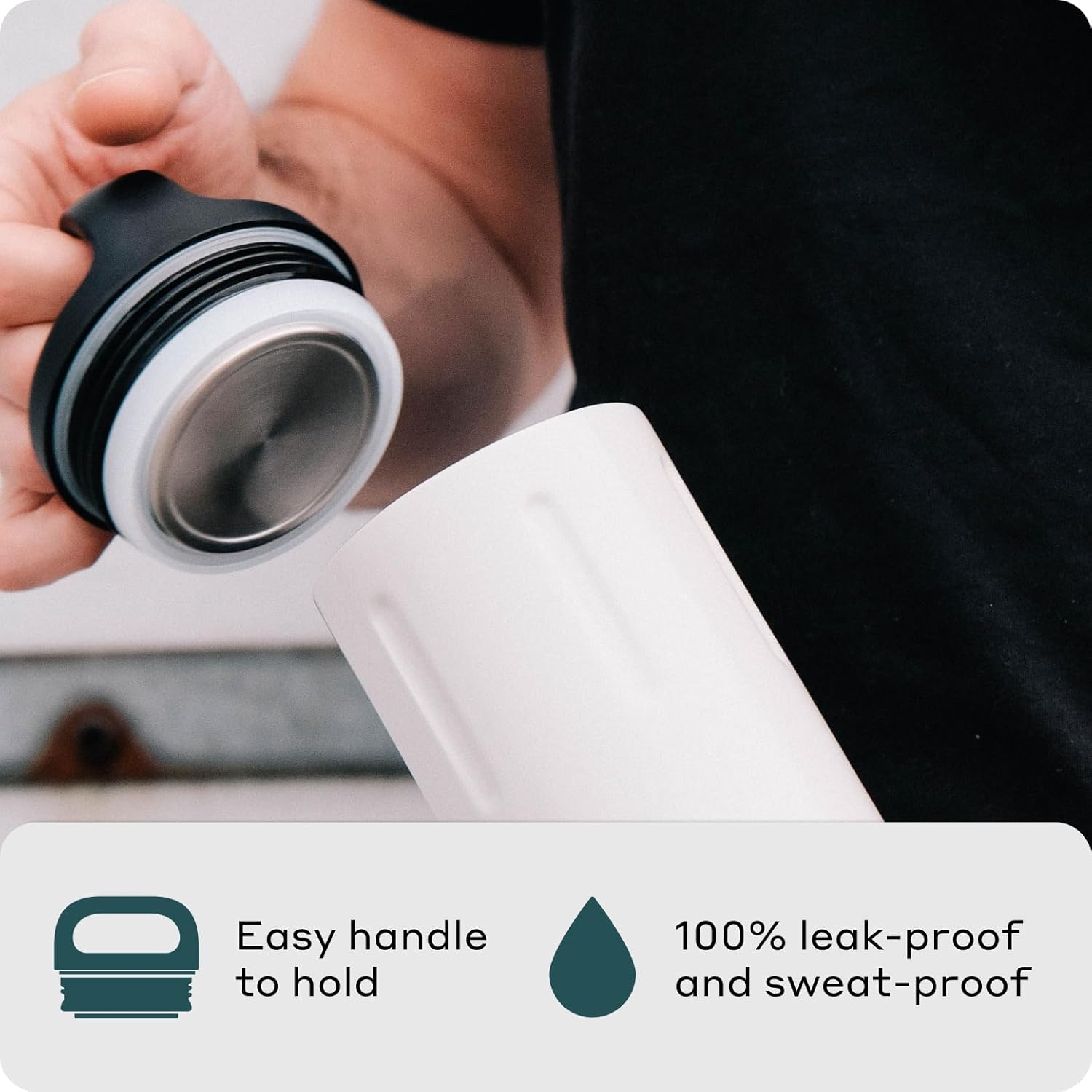 Botella de agua aislada de acero inoxidable de 26 onzas con asa, tapa 100% a prueba de fugas y boca extra ancha, mantiene las bebidas calientes