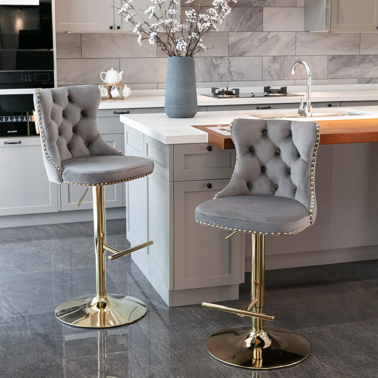 LKTART Juego de 2 taburetes de bar giratorios con altura de asiento ajustable, taburetes de bar tapizados de terciopelo con base cromada con