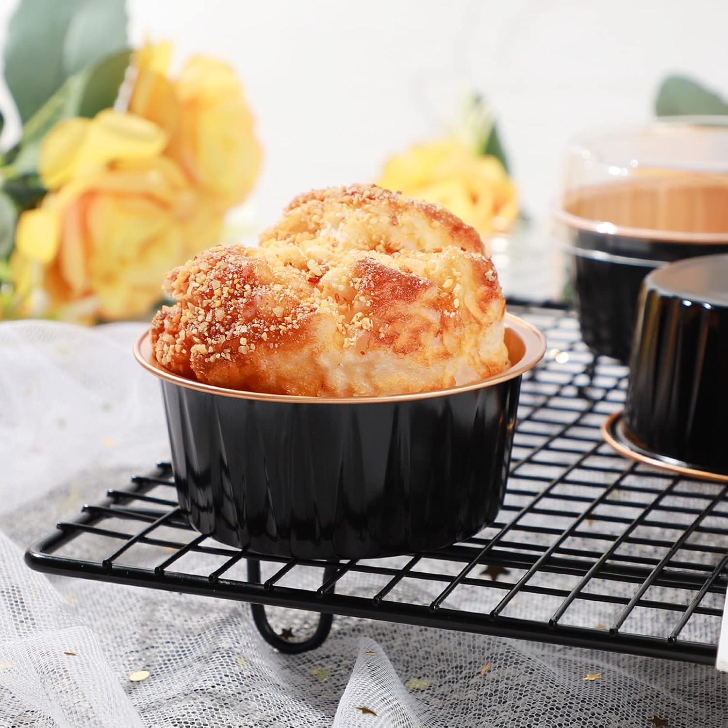 EUSOAR Ramekin – Tazas para hornear, 30 moldes de papel de aluminio de 5 onzas para magdalenas con tapas, mini moldes para pasteles con tapas,
