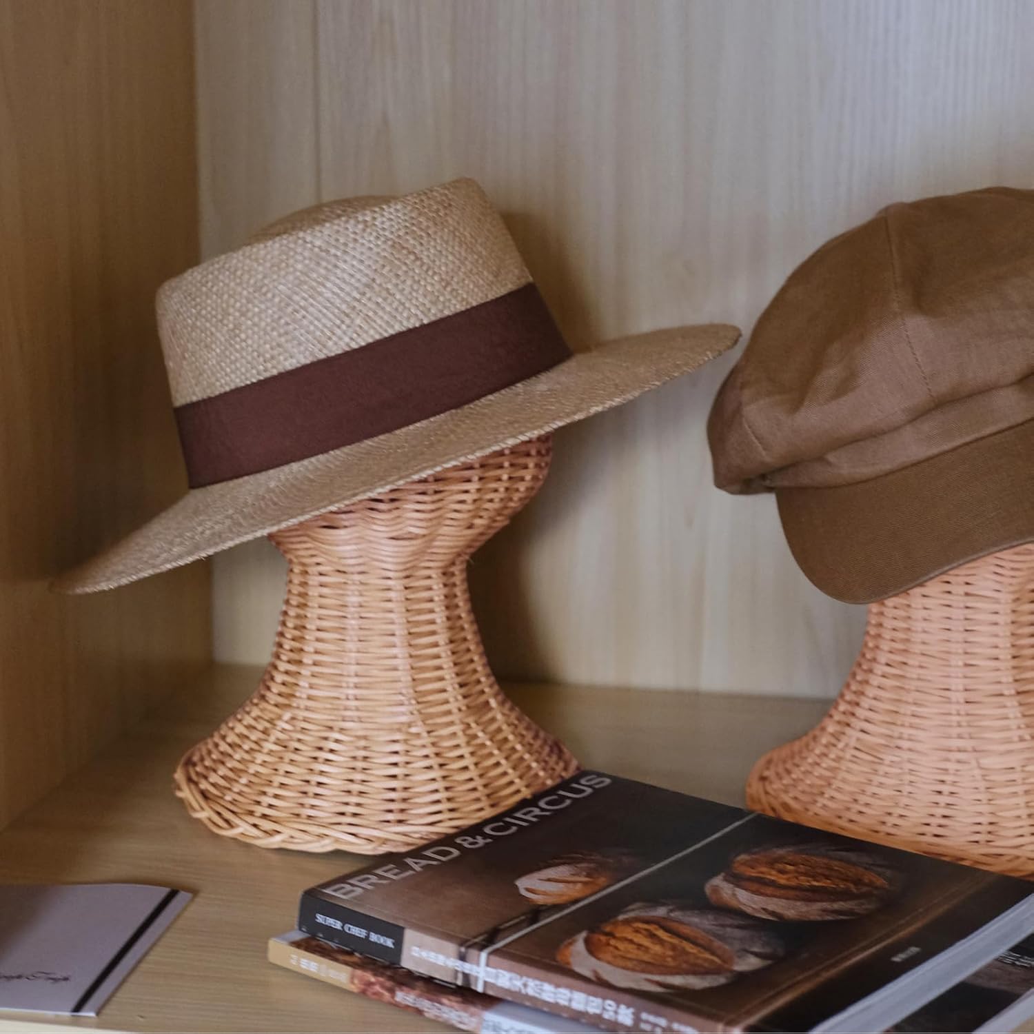 CHADWICK Soporte para cabeza de maniquí de ratán, soporte para sombreros y pelucas, escaparate de mimbre hecho a mano, estante para gorra rústica,