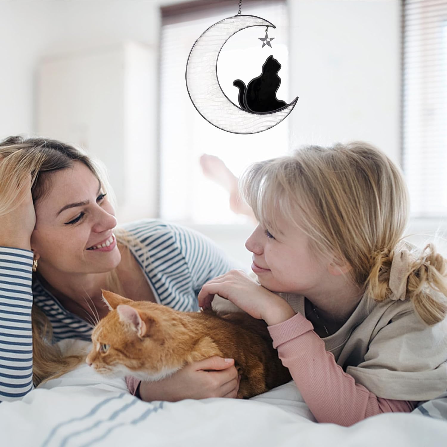 TWOQZ Gato de vidrieras en luna blanca, regalos de gato para amantes de los gatos, atrapasoles de gato negro hecho a mano para colgar ventanas de