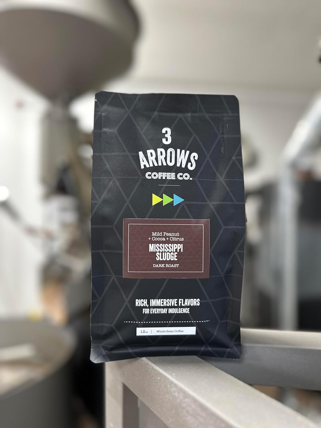 3 Arrows Coffee Co. Mississippi Sludge – Grano entero tostado oscuro, 12 onzas, con notas de sabor de maní suave, cacao, cítricos, tostado