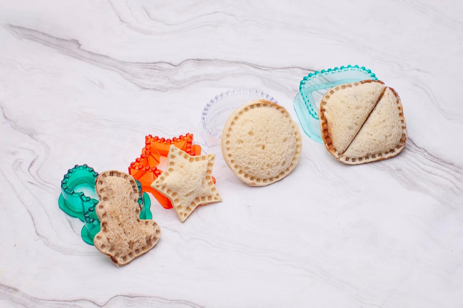 Tovla Jr – Cortadores de sándwich para niños, juego de 4 formas divertidas con soporte para sándwiches y tarjetas de recetas, sin BPA y seguros para