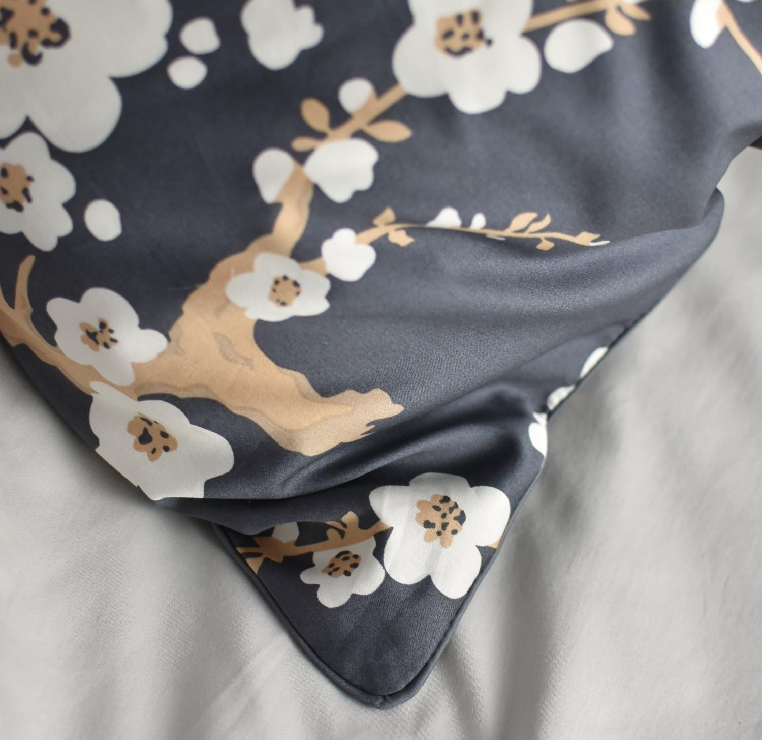 Eikei Juego de ropa de cama de 3 piezas con estampado de ramas florales de flores rojas cerezo estilo oriental japonés, 300 hilos (King, carbón)