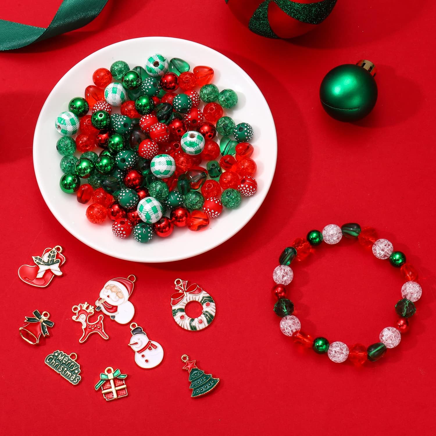 Más de 2465 cuentas de Navidad para fabricación de joyas, perlas Heishi rojas y verdes, cuentas sueltas redondas con árbol de Navidad, caja de