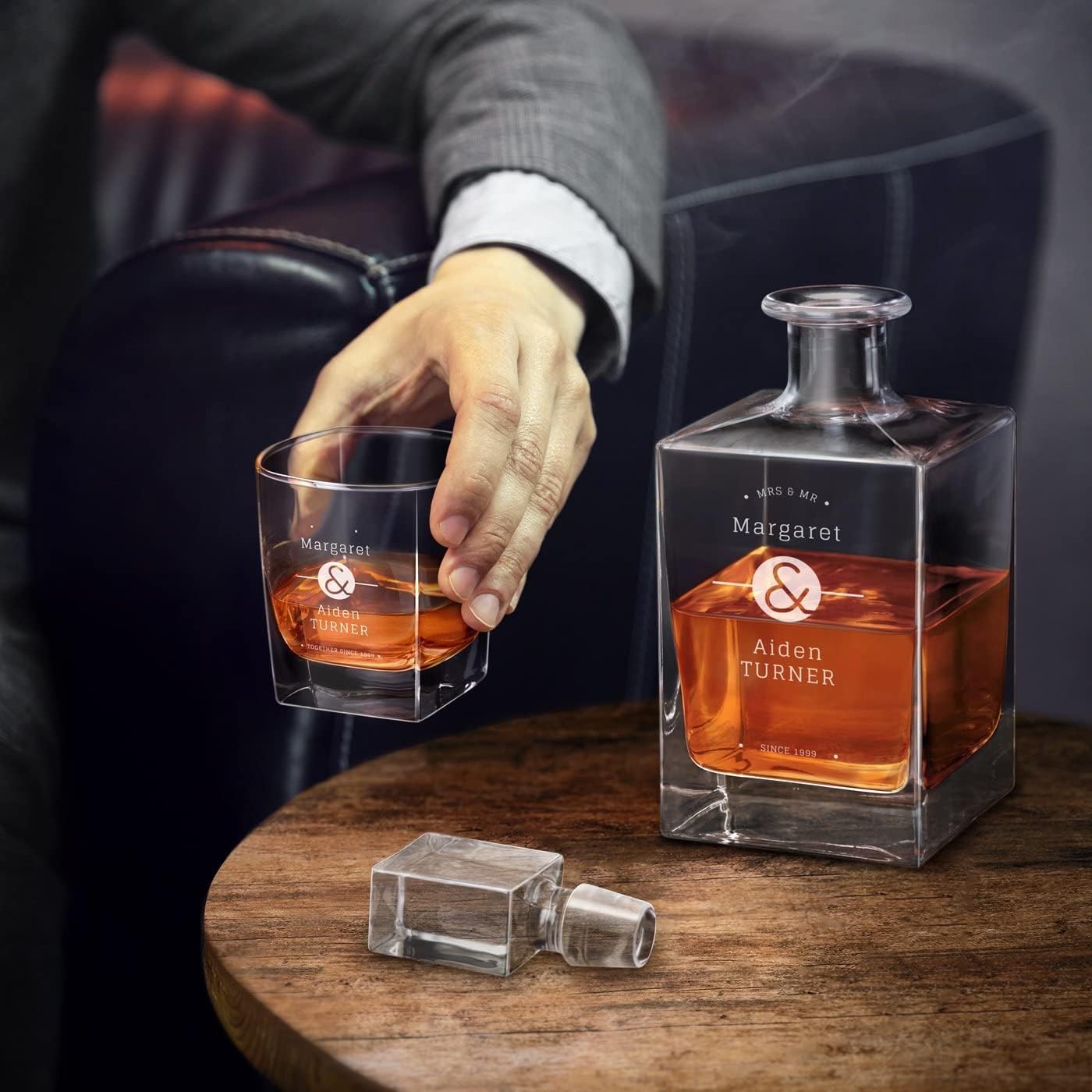 Maverton Juego de decantador de whisky grabado para parejas, dispensador de bebidas elegante personalizado para aniversario, 6 vasos de whisky con