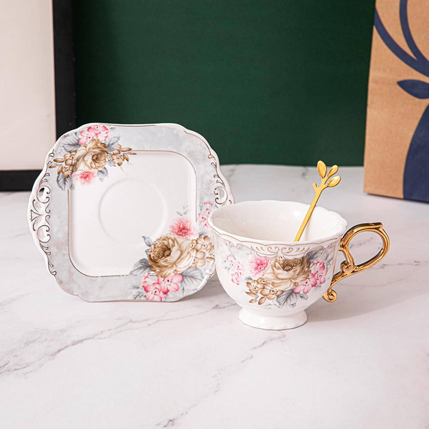 fanquare Juego de taza de té y platillo gris de 7 onzas, taza de café de porcelana floral con mango dorado, platillo cuadrado, cuchara, taza de té
