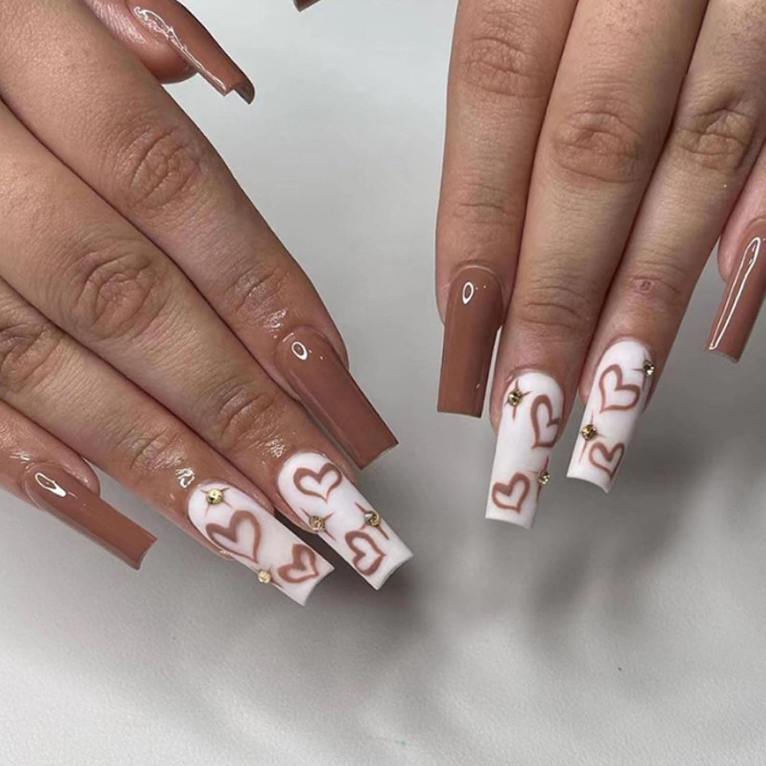 Uñas postizas largas a presión tipo ataúd de cobertura completa, uñas postizas acrílicas para mujeres (uñas de corazón marrón fino)