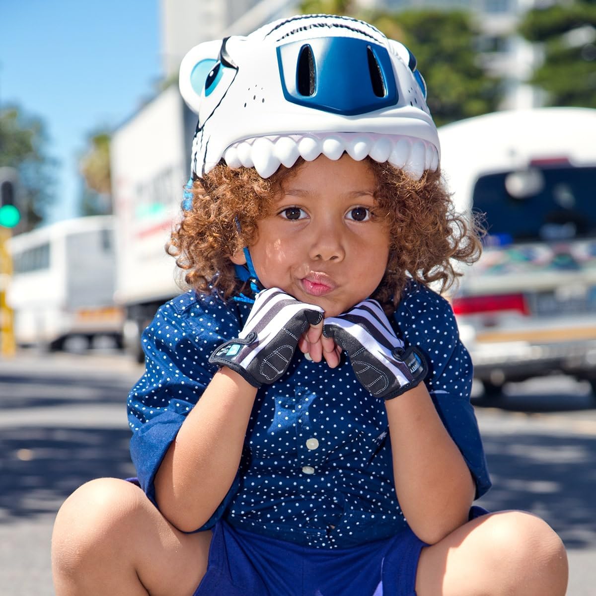 Crazy Safety Cascos para niños pequeños de 2 a 4 a 7 años, ajustable (19.3-21.7 in), casco de bicicleta para niños con luz LCD, ligero, ventilación,