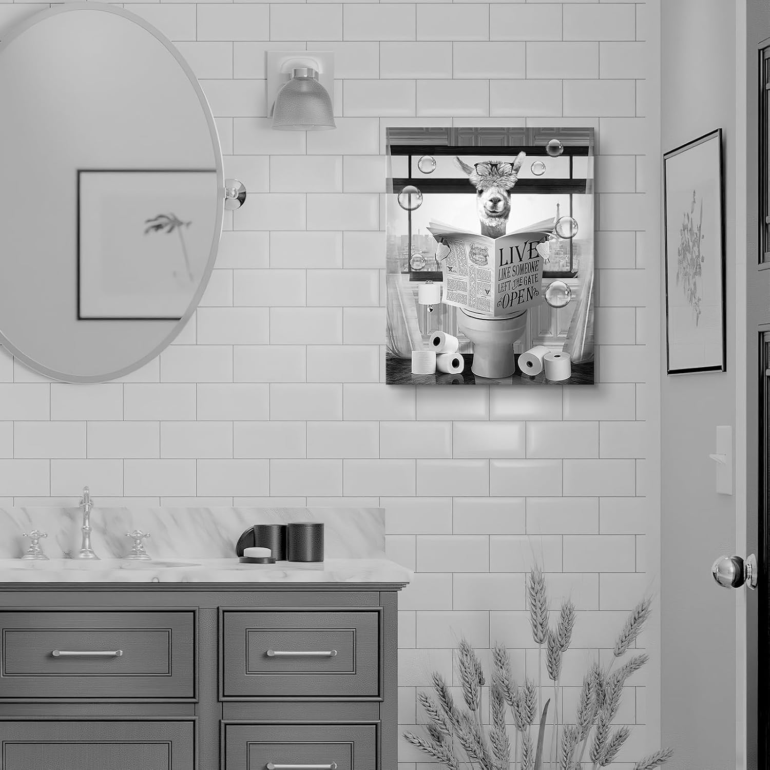 Luslya Divertido arte de pared de alpaca para baño, linda alpaca sentada en el inodoro, lectura de periódicos, póster enmarcado en blanco y negro