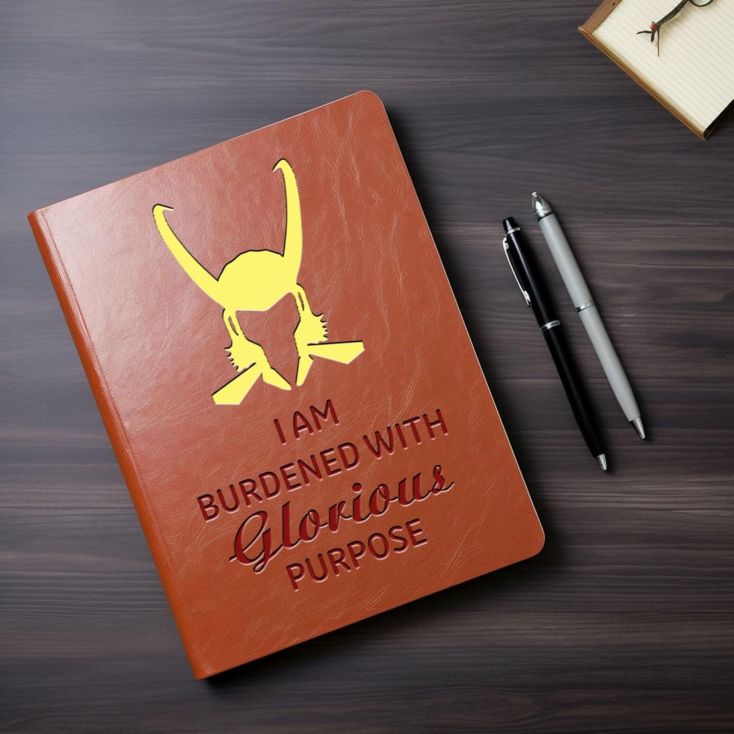 Loki – Cuaderno de cuero con texto en inglés “I Am Burdened With Glorious Purpose Leather Boodened With Glorious Purpose (loki + dorado)