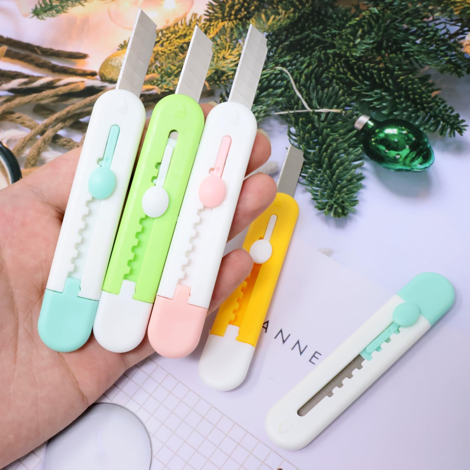 Honbay 8 piezas de mini cuchillos utilitarios de color caramelo creativo lindo abrecartas cuchillo de arte portátil cuchillo retráctil sobre