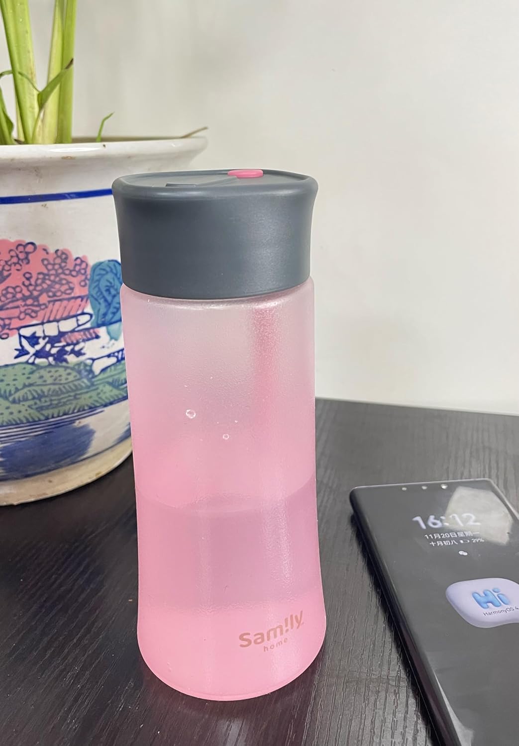 Botella de vidrio recubierta de silicona de 13 oz12.8 fl oz con tapa gris a prueba de fugas, botella de agua pequeña, bonita y linda (botella rosa)