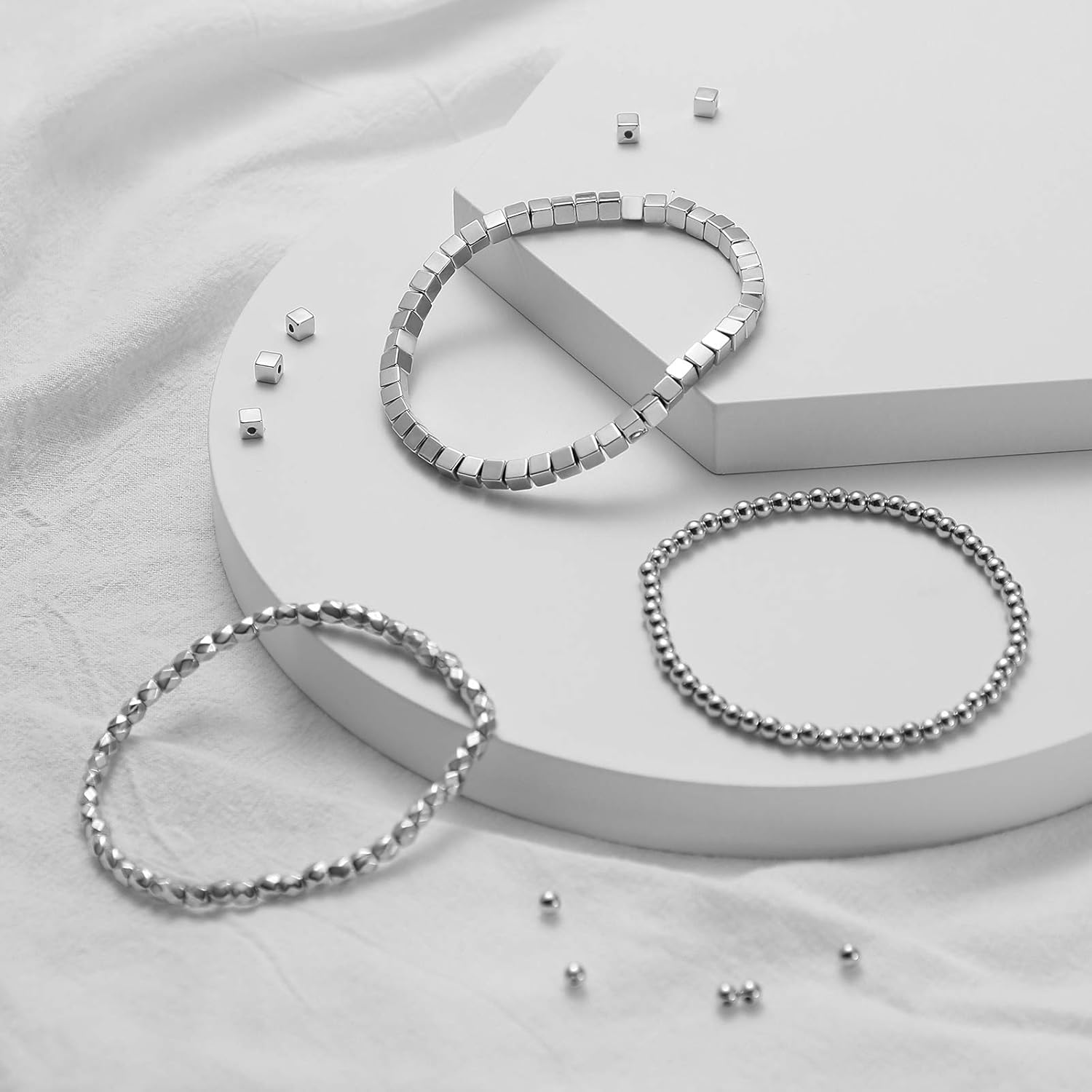 3000 cuentas redondas lisas de 0.157 pulgadas (0.157 in), cuentas espaciadoras pequeñas, cuentas redondas sin costuras lisas sueltas para pulseras,