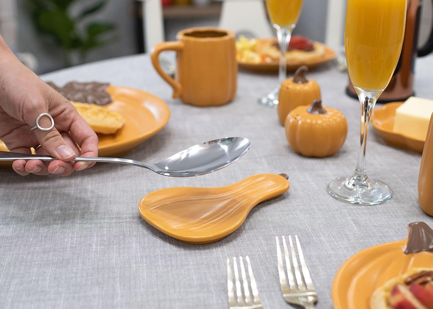 Nat & Jules – Soporte de cuchara de cerámica con forma de calabaza de 6.5 x 4 pulgadas, decoración alegre de otoño y Acción de Gracias para