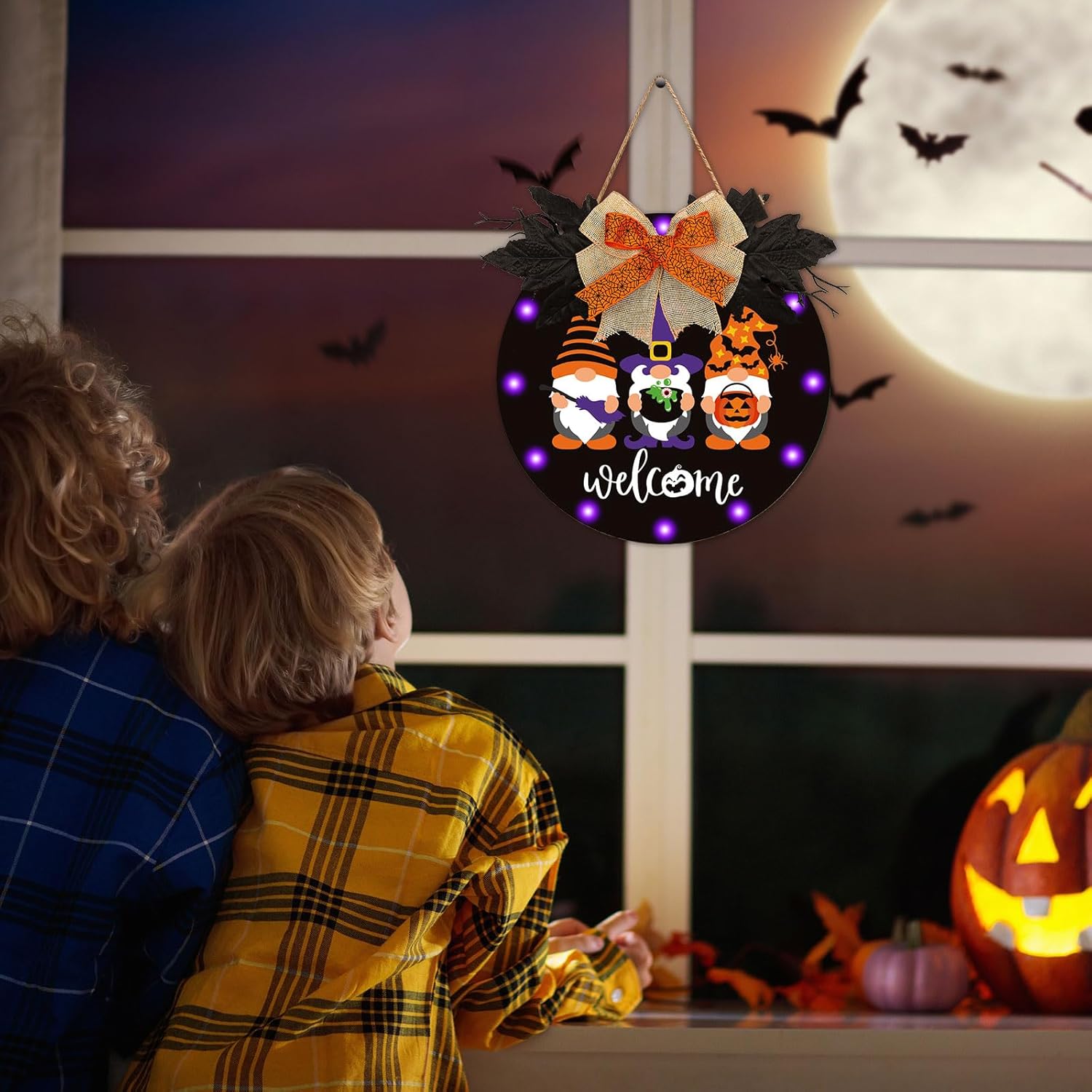 Whaline Letrero de puerta de bienvenida de gnomo de Halloween iluminado de madera con 12 luces LED, luz morada, colgador de puerta para el hogar,