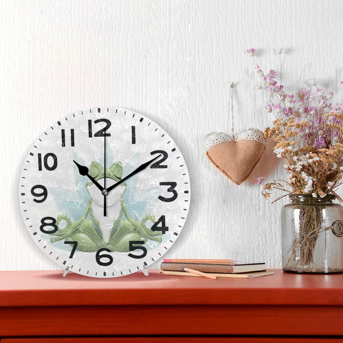Naanle Divertido reloj de pared redondo con diseño de rana haciendo yoga en flor de loto decorativo, 9.5 pulgadas, funciona con pilas, reloj de