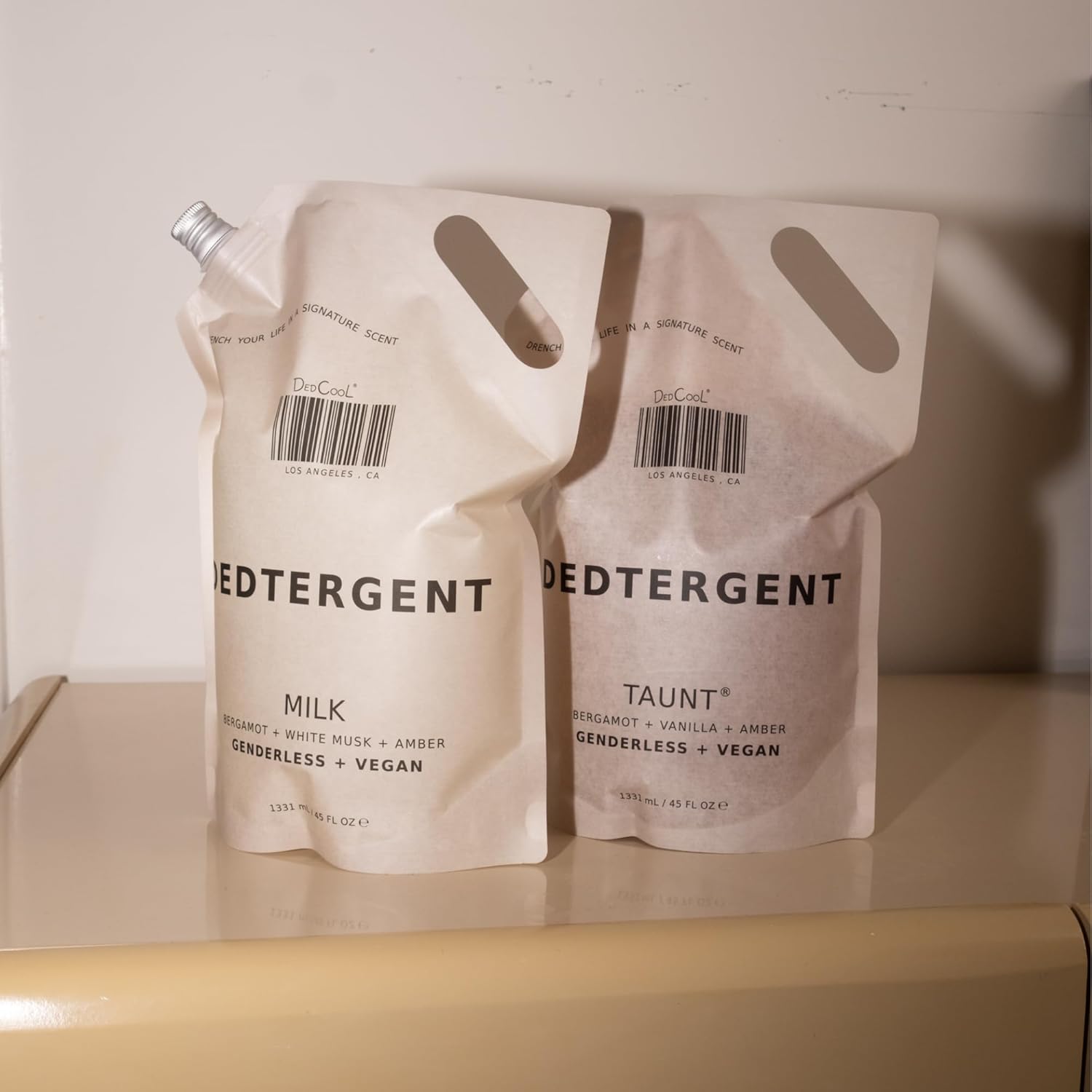 DedCool – Lavandería vegana DEDtergent  Fragancia limpia y no tóxica para todos (repuesto de Dakota roja, 45 fl oz  45.0 fl oz)