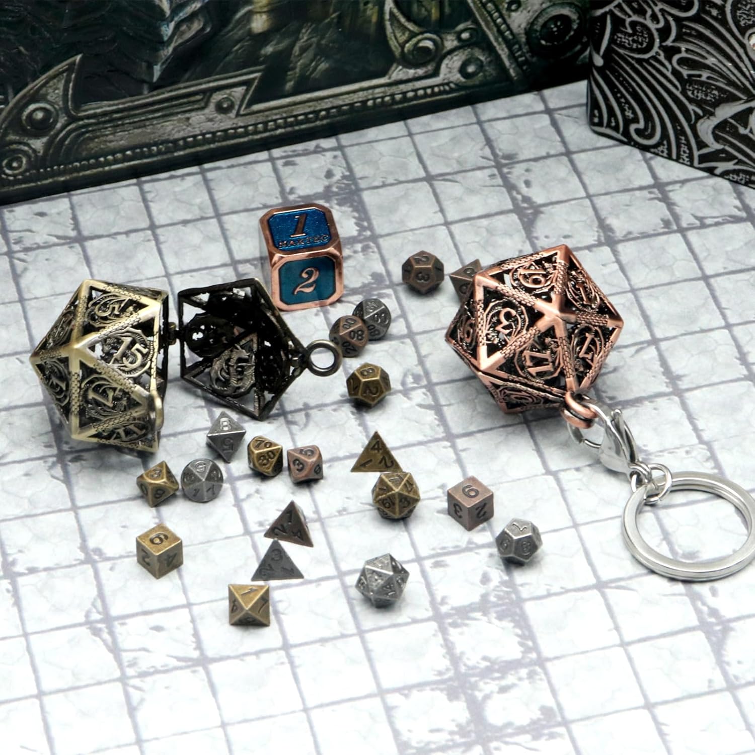Haxtec Juego de dados pequeños de metal DND con cobre hueco D20, collar D20, juego de dados pequeños antiguos, llavero D&D, portátil, 7 piezas