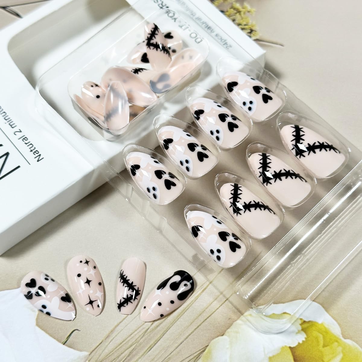 Uñas postizas a presión de Halloween, uñas postizas cortas de almendra, uñas negras a presión, estrellas fantasmas blancas sangrientas con diseño,