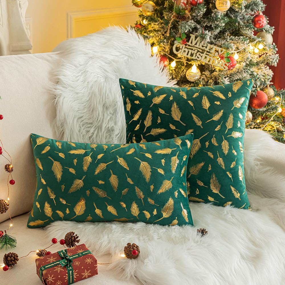 AQOTHES Paquete de 2 fundas de almohada decorativas de Navidad verde oscuro de 12 x 20 pulgadas con hojas de plumas doradas, almohadas lumbares de