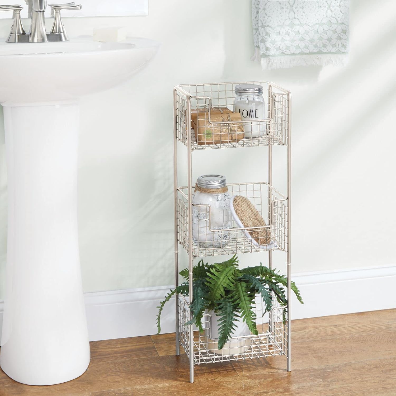 mDesign – Estantería vertical de 3 niveles para baño, organizador de almacenamiento de metal decorativo con 3 cestas para guardar y organizar