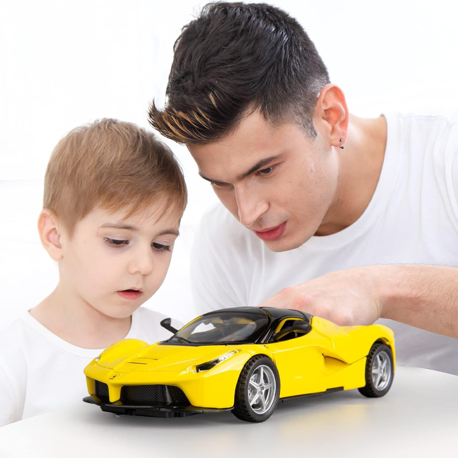 BDTCTK Compatible con el modelo de automóvil Ferrari 132 con sonido y luz para niños y niñas, juguete para puerta de cuerpo de metal, color amarillo