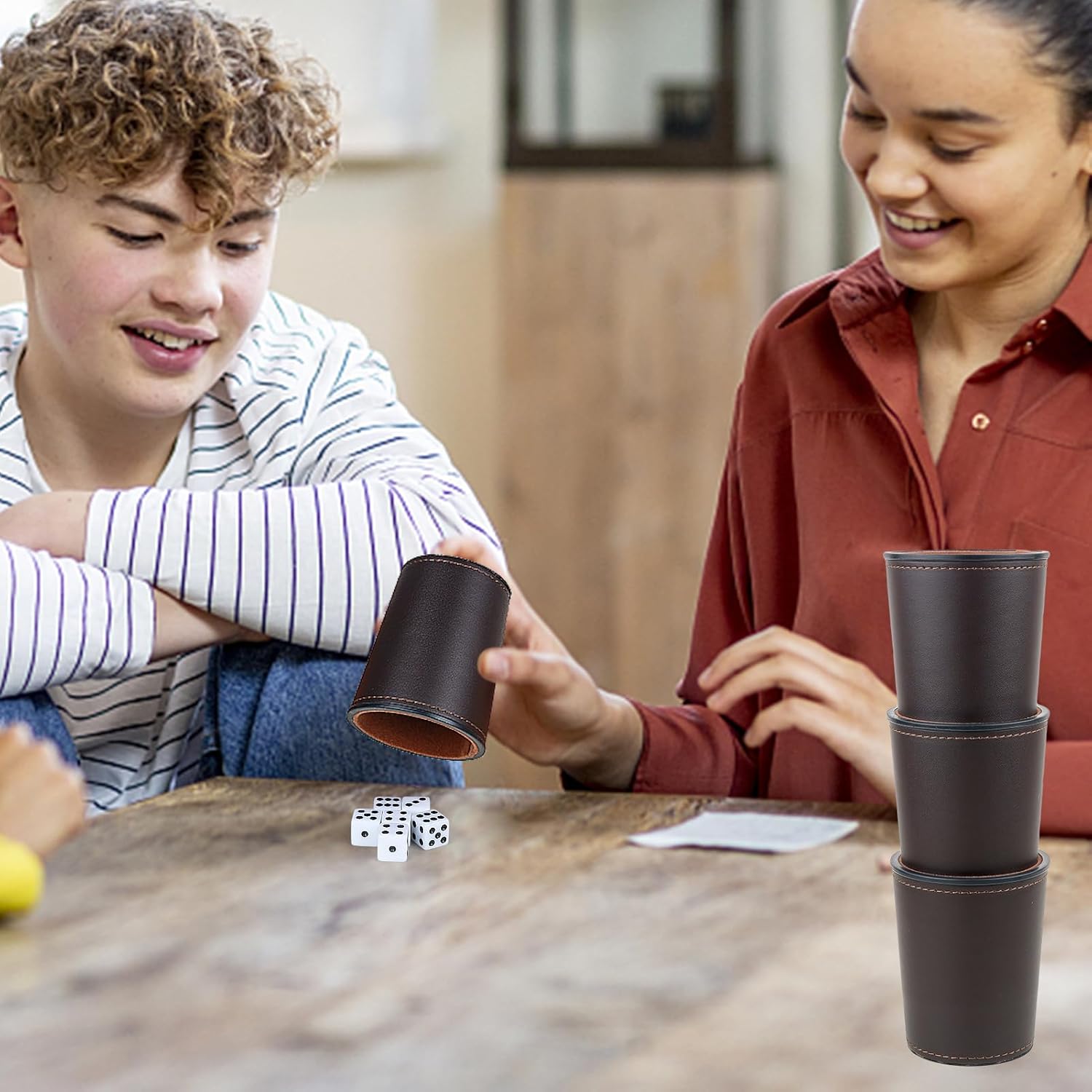 RERIVER Juego de dados de piel sintética con forro de fieltro, 6 tazas silenciosas con 36 dados para juegos de dados Yahtzee Farkle, café
