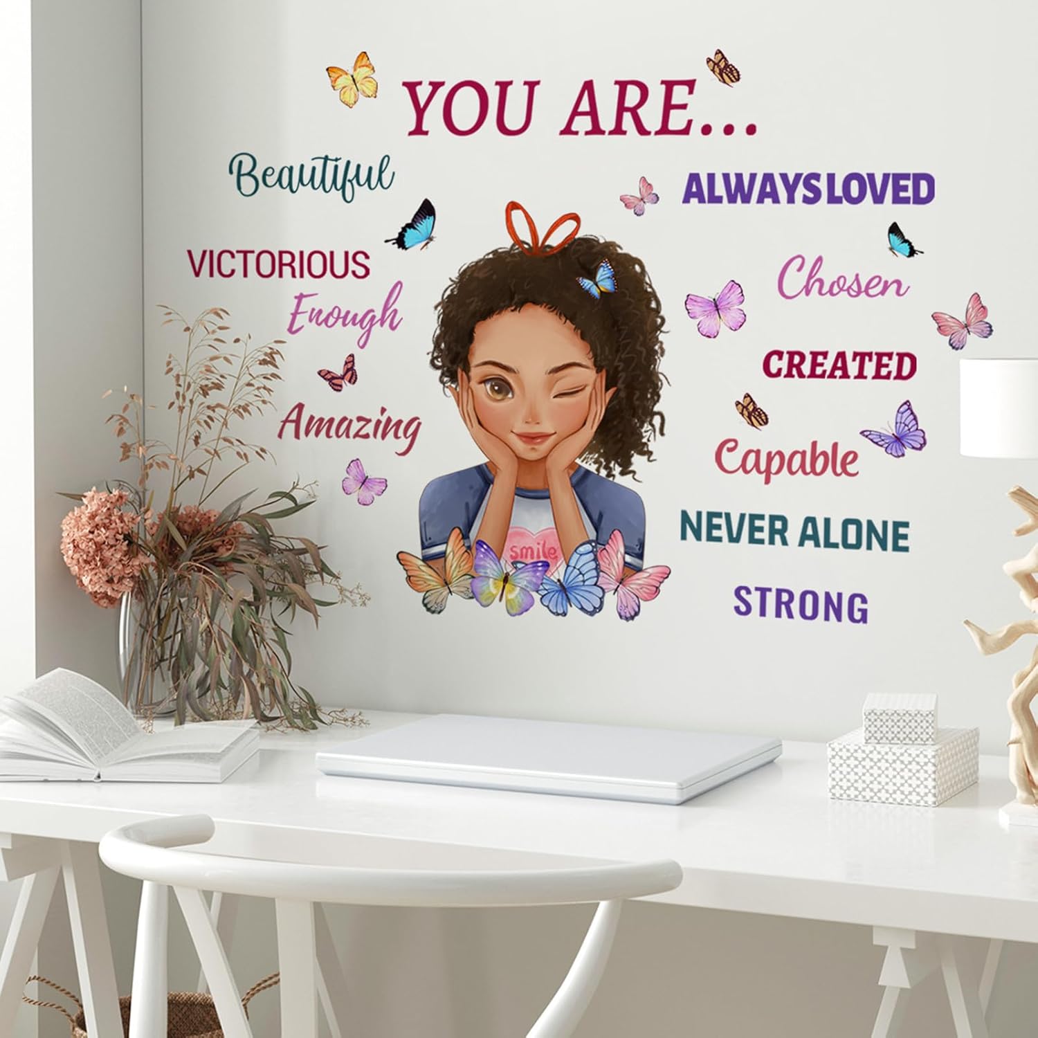 Calcomanía de pared con diseño de mariposa religiosa de niña negra, frase positiva afroamericana con texto en inglés “You are Beautiful”, decoración