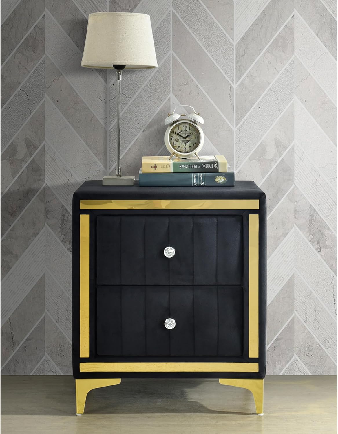 Better Home Products Mesita de noche Monique Velvet con patas doradas en negro