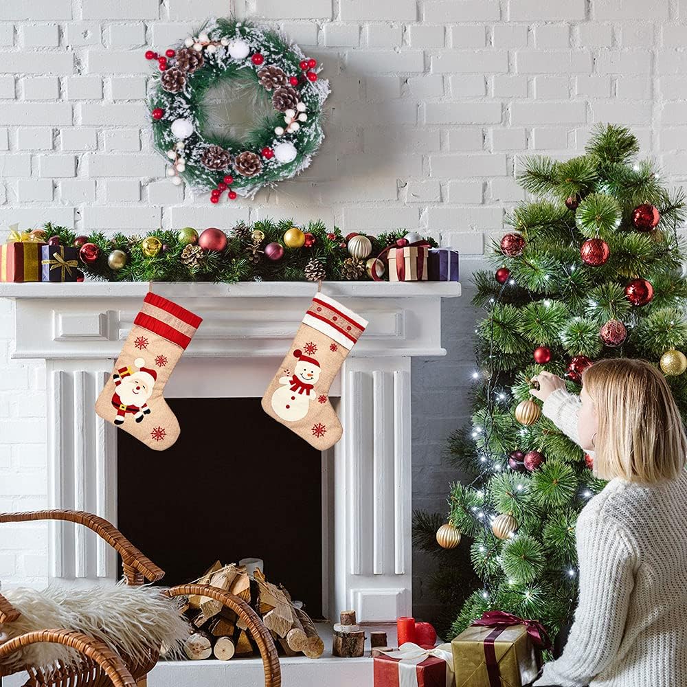 Corona de decoración de Navidad para puerta delantera, colgante de pared, bola de nieve, bayas rojas, piña, cono, adorno para fiesta de Navidad,