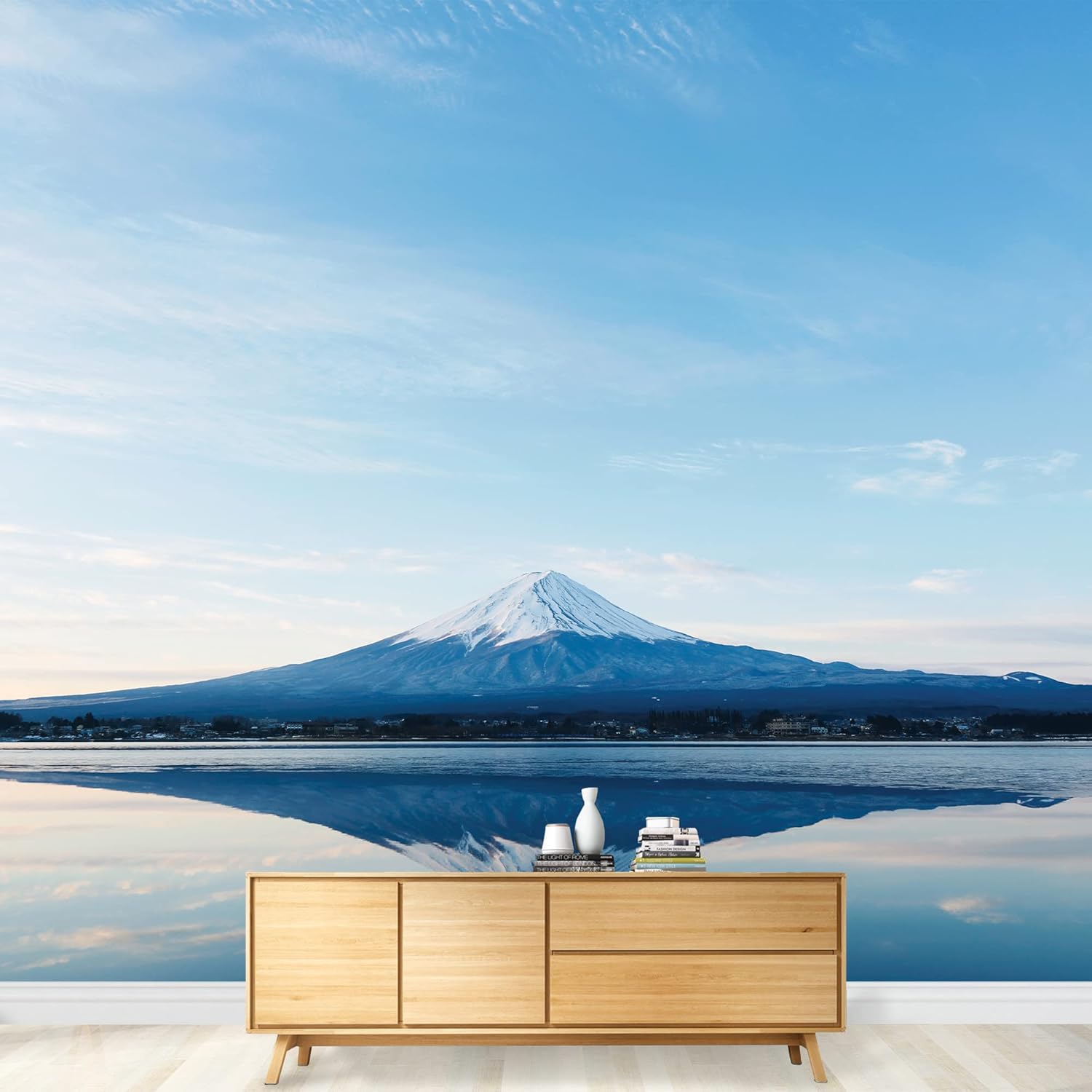 wall26 – Monte Fuji y reflejo en un lago perfectamente liso – Paisaje – Mural de pared, adhesivo extraíble, decoración del hogar – 66 x 96 pulgadas