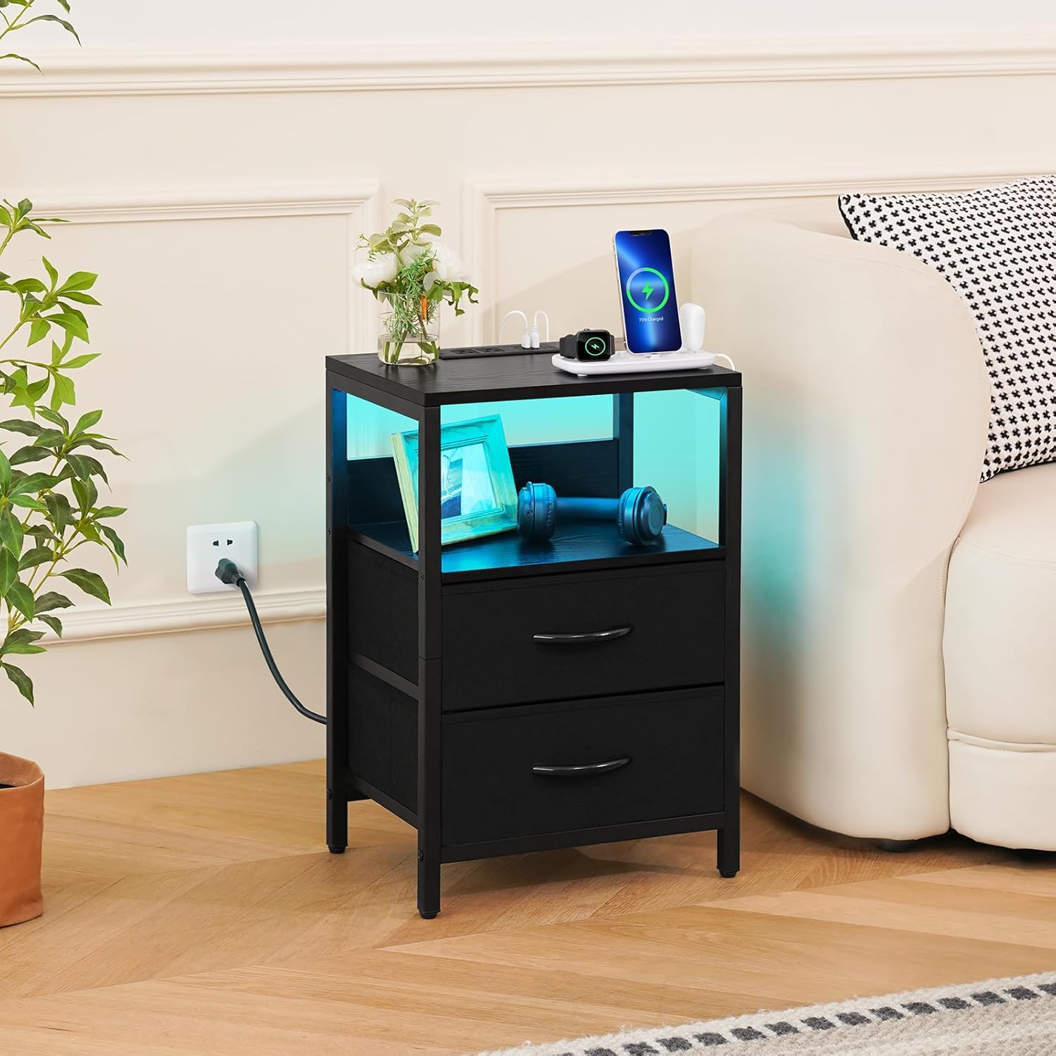 Yoobure – Mesita de noche con estación de carga, con LED y cajones de tela, estante de almacenamiento para dormitorio, con puertos USB y