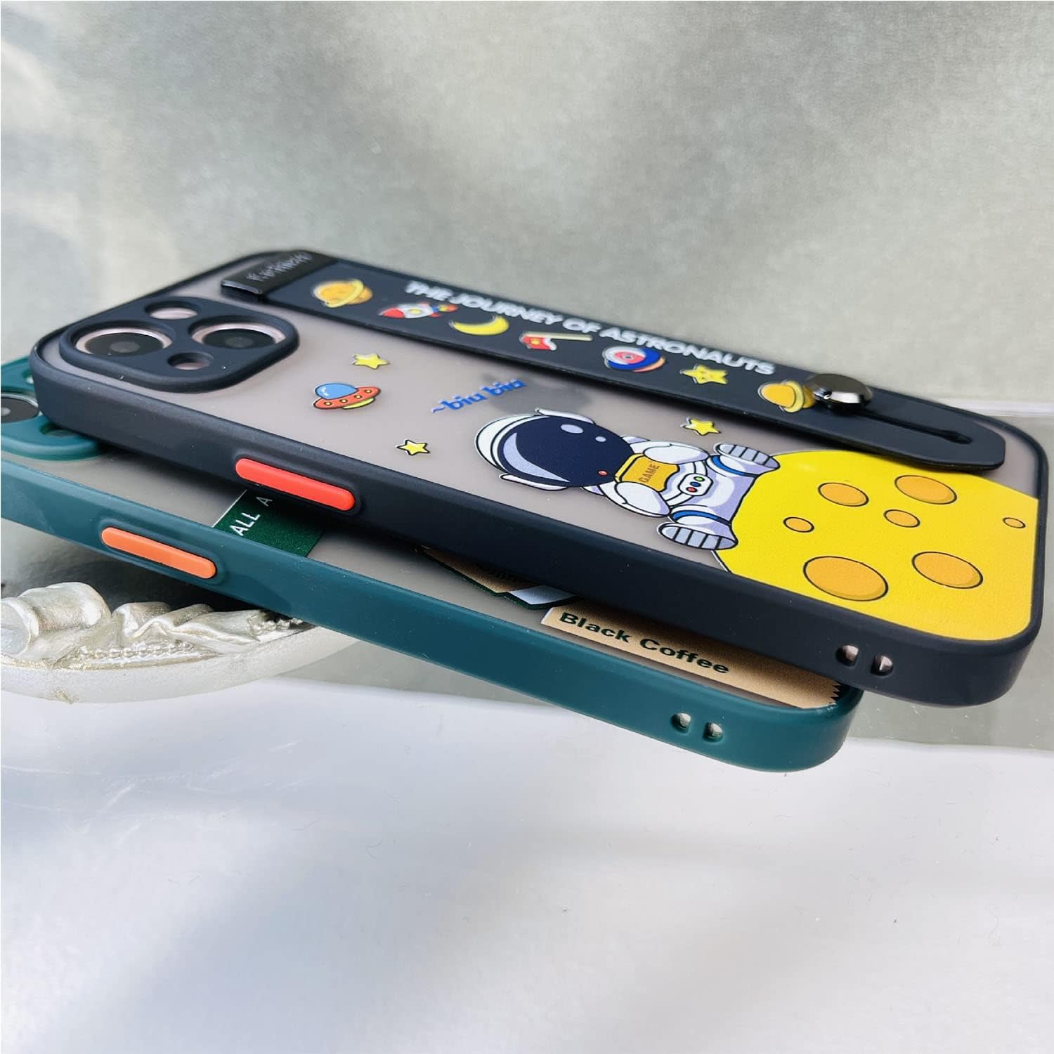 Funda con diseño espacial de astronauta para iPhone 13 Pro Max con soporte para correa de muñeca (viene con colgante), bonita funda de teléfono de