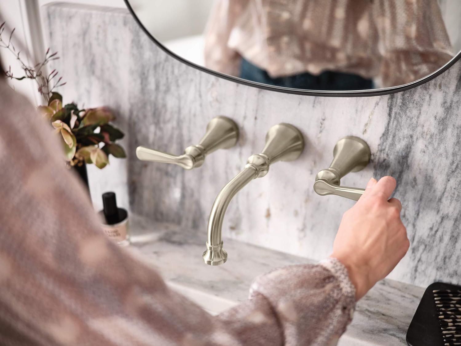 Moen TS44104BN Colinet – Grifo de baño con manija tradicional de palanca para montaje en pared, requiere válvula, níquel cepillado