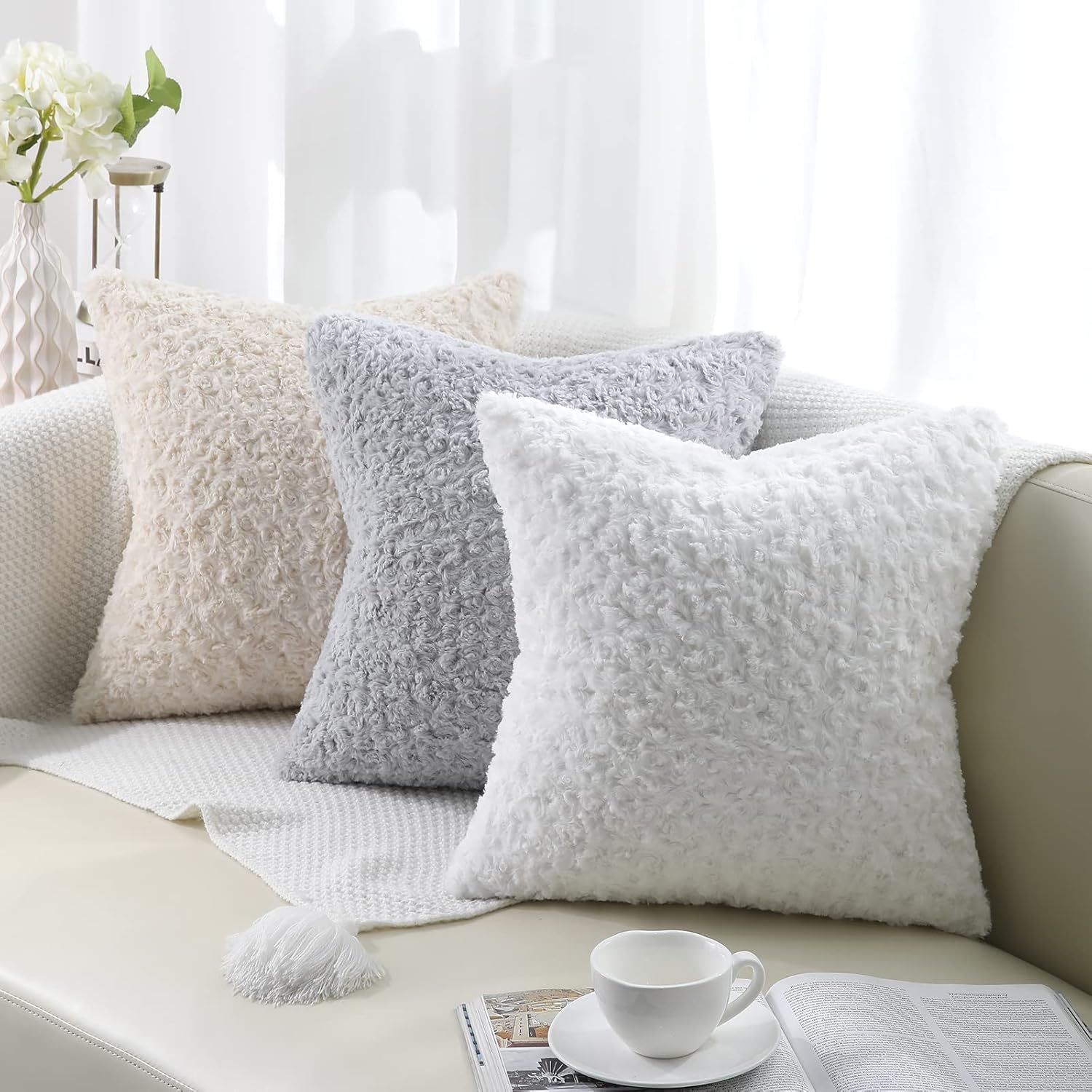 Cikary Juego de 2 fundas de almohada de piel blanca con patrón de rosas 3D de 16 x 16 pulgadas, fundas de almohada decorativas esponjosas para sofá,