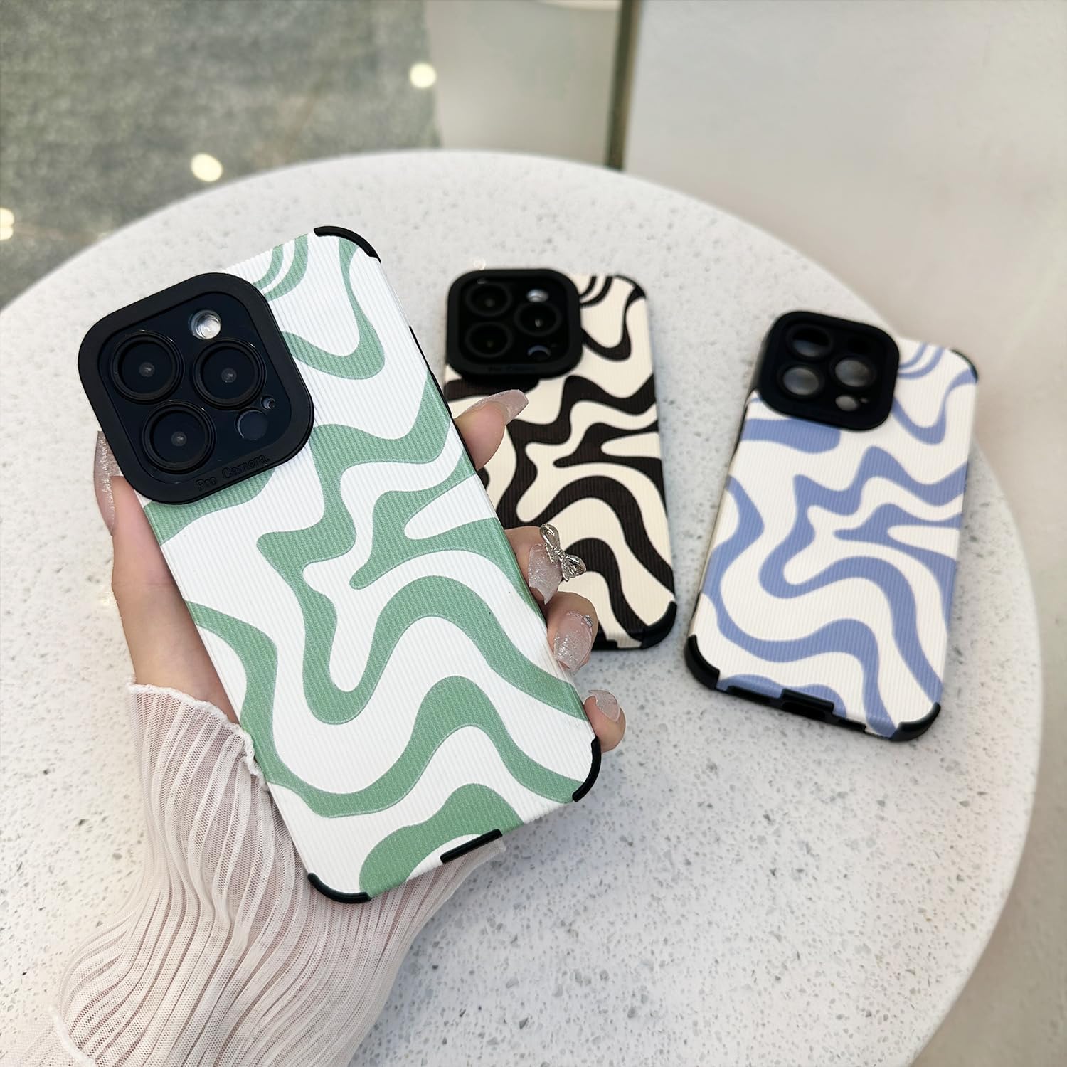Sayoaho Funda diseñada para iPhone 11 Pro, piel sintética suave TPU y bonito arte ondulado pintado para mujeres y niñas, protector delgado a prueba