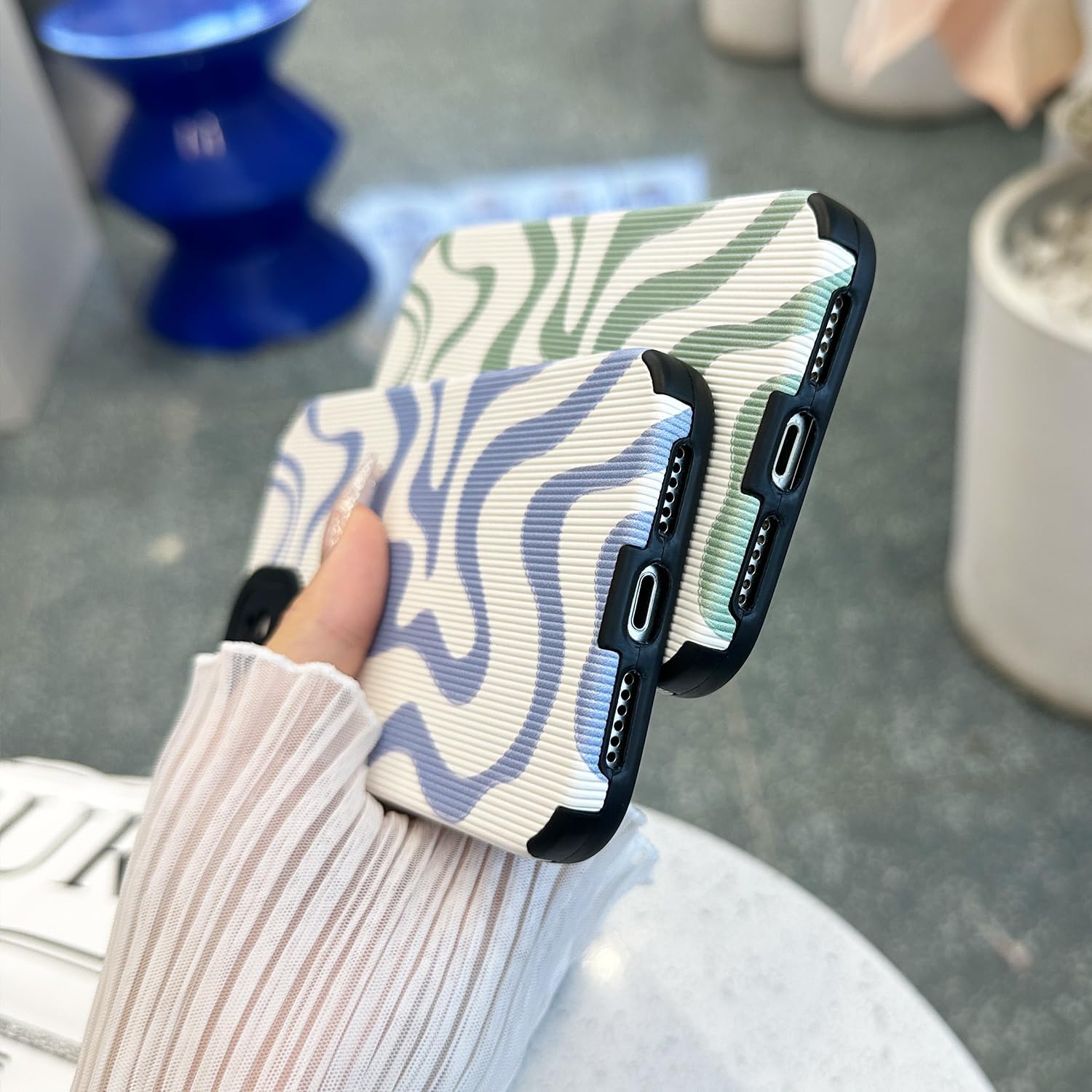 Sayoaho Funda diseñada para iPhone 11 Pro, piel sintética suave TPU y bonito arte ondulado pintado para mujeres y niñas, protector delgado a prueba