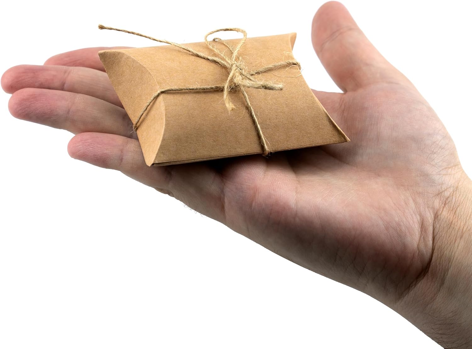 IFAMIO 50 cajas de regalo de almohada de papel kraft con cuerda de yute, pequeñas cajas de dulces para regalo de joyas, embalaje de jabón, mini caja