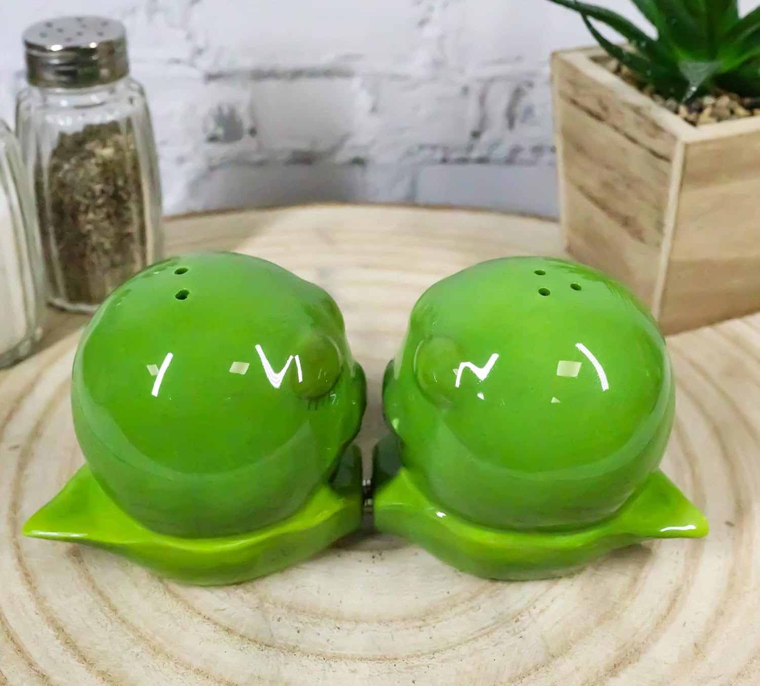 Ebros Gift For The Love Of Vegetables – Juego de 2 guisantes verdes en una vaina para besar magnéticos, de cerámica, salero y pimentero, juego de