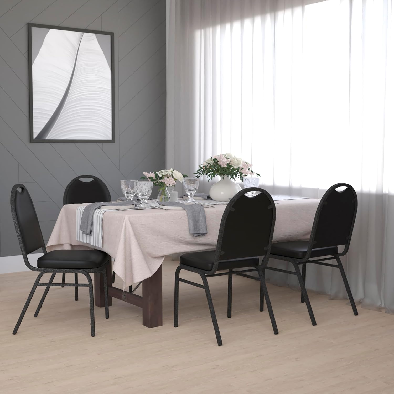 BizChair Hercules – Juego de 4 sillas apilables de grado comercial de 500 libras de capacidad, tapicería de vinilo negro, marcos de metal de vena