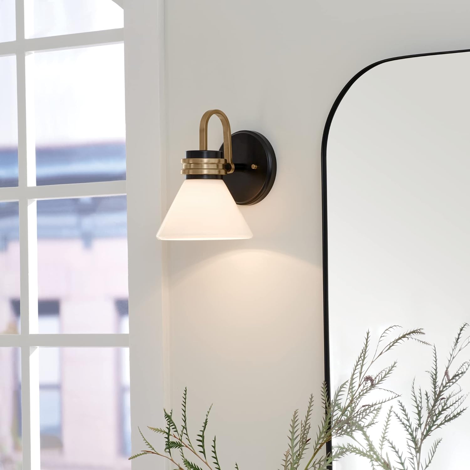 Kichler Farum – Aplique de pared con 1 luz de 9.5 pulgadas con cristal de ópalo en negro con bronce champán