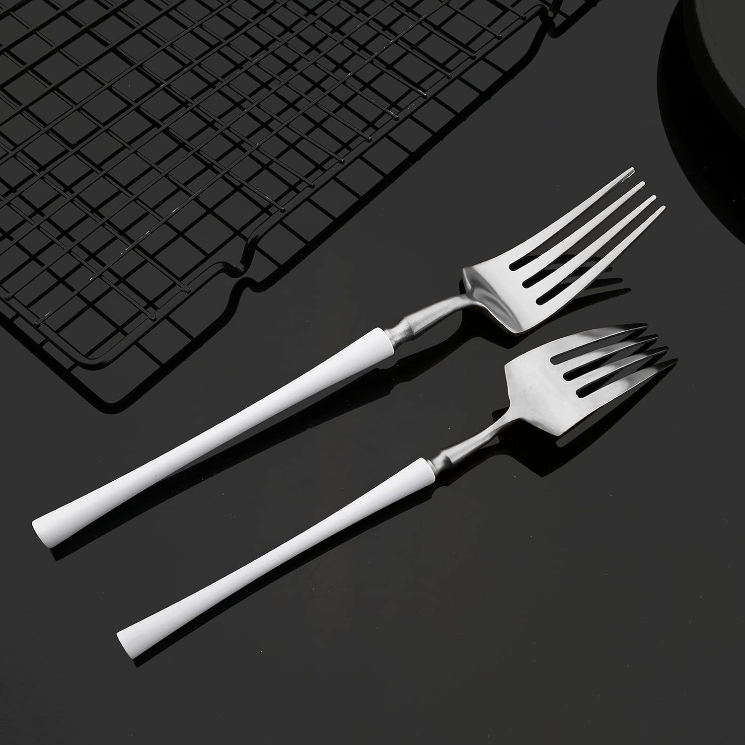 JASHII Juego de cubiertos blancos y plateados, vajilla de metal de acero inoxidable 304 de 24 piezas con mango de cintura pequeña para 6, acabado