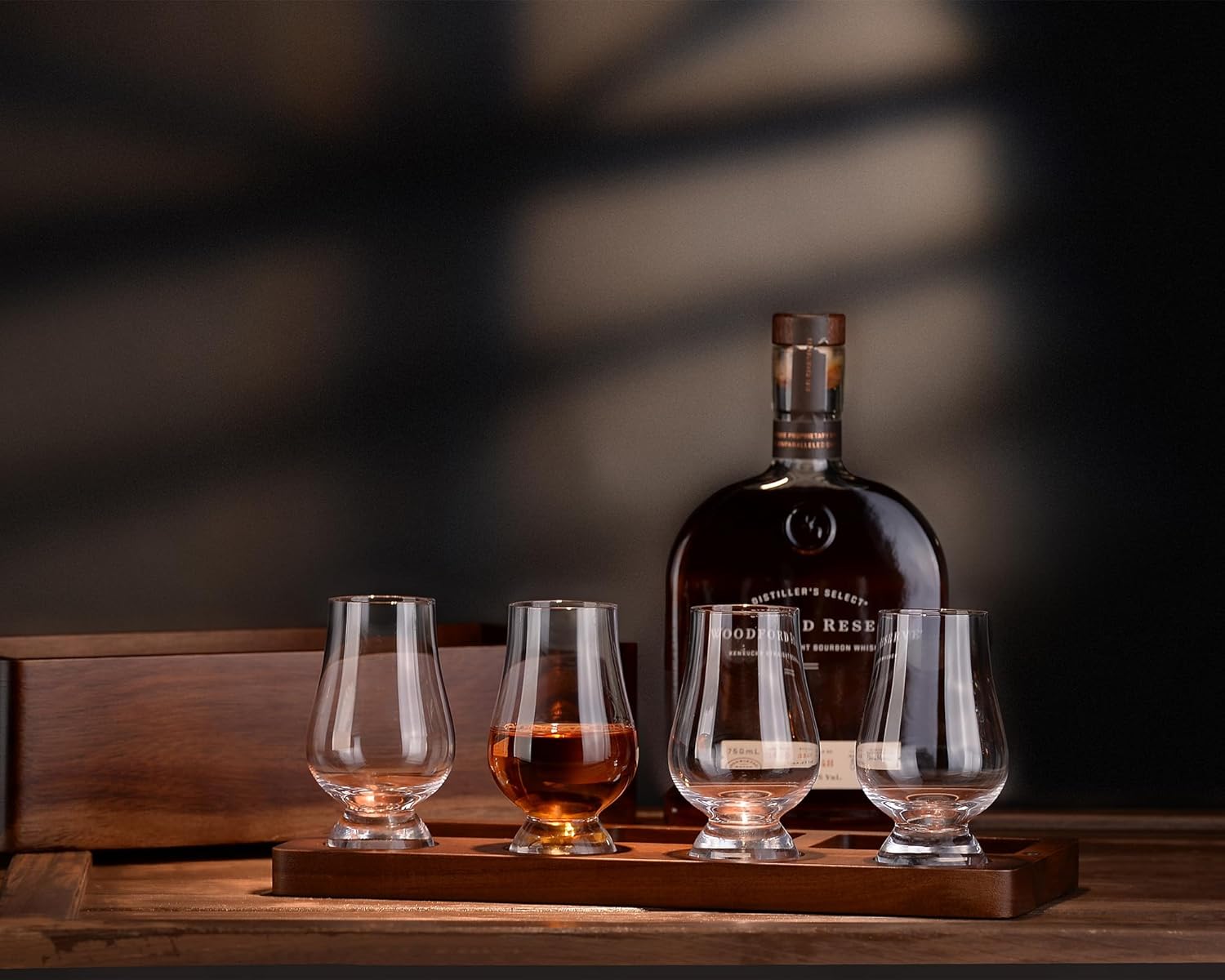 Shanik Juego de vasos de whisky en caja de madera, bandeja de vuelo incluida, regalo único de bourbon para cualquier ocasión