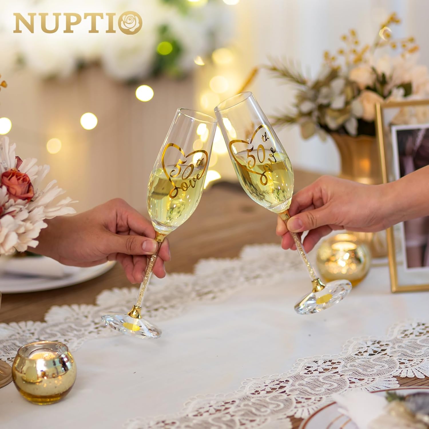 NUPTIO Copas de champán del 50 aniversario juego de 2 copas de brindis de cristal dorado con caja de regalo de madera, copa de vino grabada para